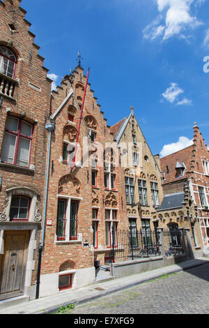 BRUGES, BELGIQUE - 12 juin 2014 : maison en briques typiquement sur Moerstraat street Banque D'Images