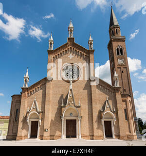 Façade d'une église dans le style néo-gothique, Vénétie Italie Banque D'Images