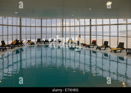 Hôtel piscine intérieure avec une grande fenêtre avec une vue sur la plage Banque D'Images
