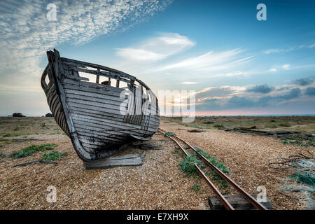 Vieux bateau de pêche en bois échoué sur une plage de galets Banque D'Images
