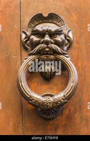 Heurtoir en forme de tête d'un homme avec une moustache. Arezzo, Toscane, Italie Banque D'Images