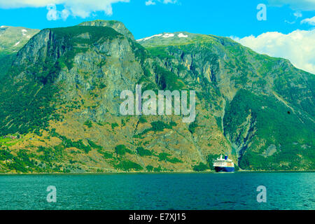 Locations de tourisme et voyage. Montagnes et bateau de croisière sur le fjord de Sogn en Norvège, Scandinavie. Banque D'Images