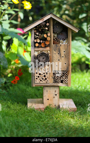 Insectes en bois de décoration chambre hôtel bug, coccinelle et abeille papillon accueil pour la mise en veille et le jardinage écologique Banque D'Images