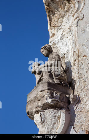 BRUGES, BELGIQUE - le 13 juin 2014 : La statue de la Vierge sur le bord de maison. Banque D'Images