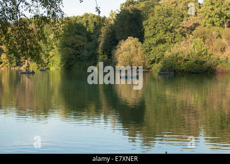 Canoë sur les lacs des amoureux à Central Park à New York Banque D'Images