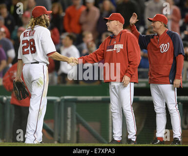 Washington, DC, USA. 25 Septembre, 2014. Nationals de Washington manager Matt Williams, centre, grand Nationals de Washington droit fielder Jayson Werth (28) à la suite d'une victoire de 3-0 sur les Mets de New York dans le deuxième match d'un programme double au Championnat National Park à Washington. Credit : ZUMA Press, Inc./Alamy Live News Banque D'Images