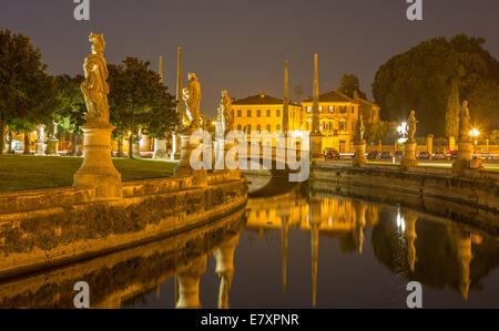 Padoue - Prato della Valle dans la nuit. Banque D'Images