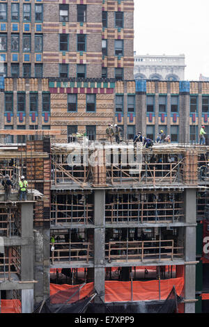 High-rise Building Construction Site avec des commerçants Banque D'Images