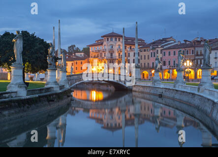 Padoue - Prato della Valle dans le crépuscule du soir Banque D'Images