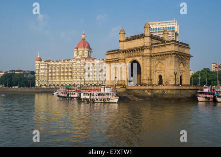 La porte de l'Inde en face de l'hôtel Taj Mahal Palace, Colaba, Mumbai, Maharashtra, Inde Banque D'Images