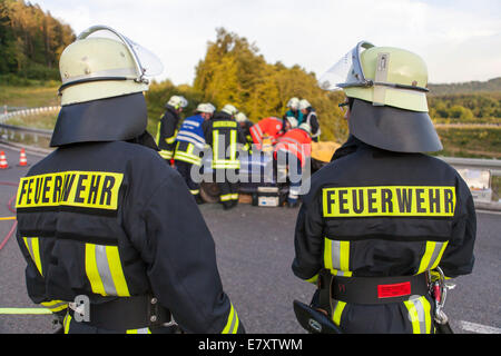 La formation conjointe de l'exercice de Bad Säckingen et Murg les sapeurs-pompiers volontaires, la Croix-Rouge allemande de Bad Säckingen Banque D'Images