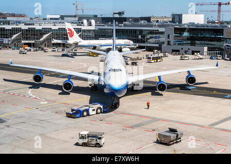 Un Jet 747 est repoussé à de l'Aéroport International de Francfort en Allemagne Banque D'Images