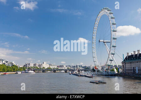 La grande roue London Eye et le County Hall, Jubilee Bridge, Tamise, Londres, Angleterre, Royaume-Uni Banque D'Images