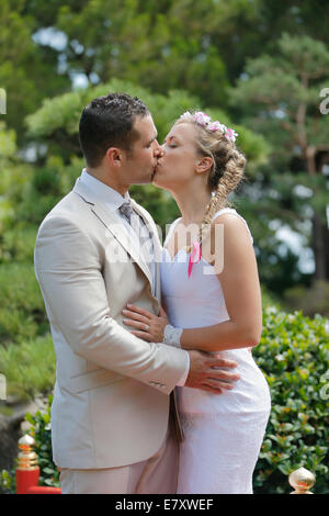 Bride and Groom kissing Banque D'Images