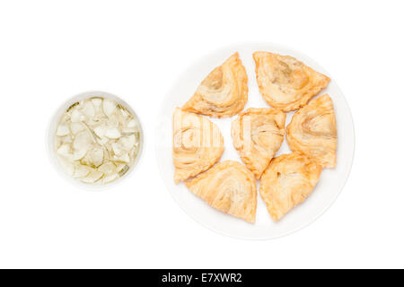 Curry Puff isolé sur fond blanc avec le chemin Banque D'Images