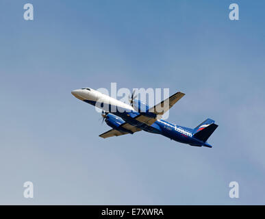 Saab 2000 Eastern Airways au départ de l'aéroport d'Aberdeen, en Écosse. Banque D'Images