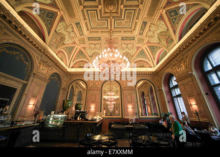 Plafond orné de la librairie cafe, Budapest, Hongrie Banque D'Images