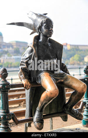 Budapest, Hongrie. Statue de bronze au bord du Danube - 'Kiskiralylany' (petit prince) de Laszlo Marton, 1989 Banque D'Images