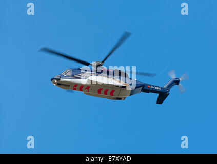 Hélicoptère Sikorsky S92A exploité par Bristow hors de l'aéroport d'Aberdeen Dyce Champ d'huile pour les transferts des travailleurs. Banque D'Images