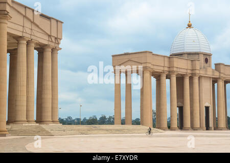 Basilique Notre Dame de la paix / Basilique Notre-Dame de la paix de Yamoussoukro, Côte d'Ivoire / Côte d'Ivoire et d'un homme sur un vélo Banque D'Images