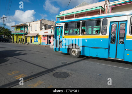 Bus local à Bridgetown Barbade - EDITORIAL UTILISEZ UNIQUEMENT Banque D'Images