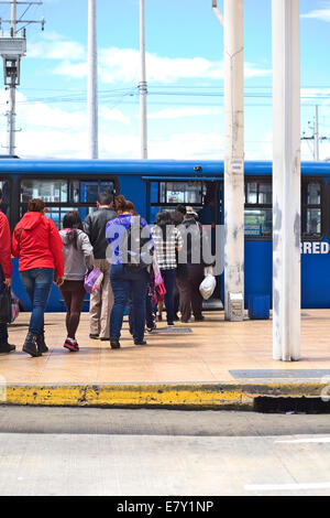 Des personnes non identifiées, d'entrer dans un bus de transport public local dans la région de Quito, Équateur Banque D'Images