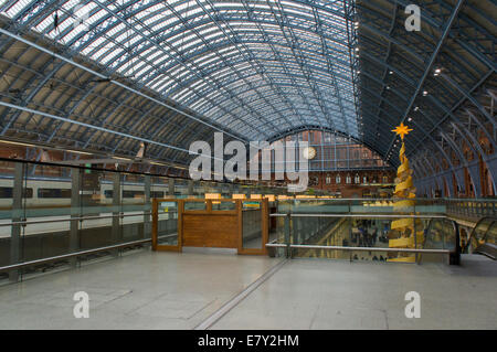 Londres St Pancras gare - vue de l'intérieur de l'immense, du fer et de l'historique gare Barlow en verre moderne avec hall d'arcade ci-dessous - England, UK. Banque D'Images