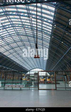 Londres St Pancras gare - une vue de l'intérieur de l'immense, du fer et de l'historique gare Barlow en verre avec des trains sur des plates-formes - England, UK. Banque D'Images