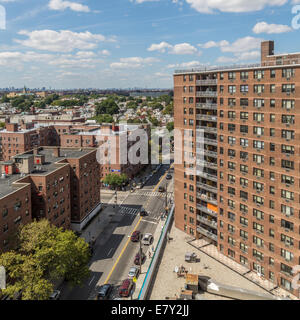 Vue aérienne des bâtiments et rues de Rego Park dans le Queens, New York Banque D'Images