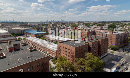 Vue aérienne des bâtiments et rues de Rego Park dans le Queens, New York Banque D'Images