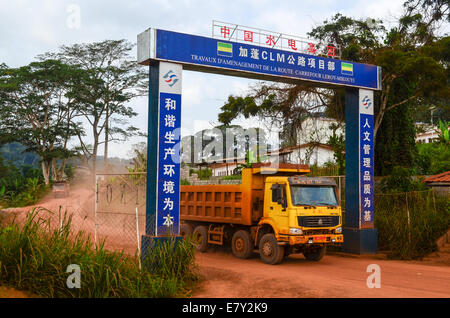 SinoHydro chinois d'ingénierie et de construction (bâtiment) la 'route economique' entre Libreville et Franceville au Gabon Banque D'Images