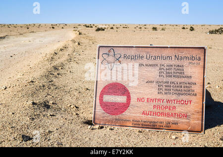 Panneau d'entrée de l'exploration et l'exploitation minière d'uranium de reptiles site (société australienne jaune foncé), Désert du Namib, Namibie Banque D'Images