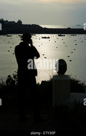 Photographe de prendre une photo plus de Hugh Town Harbour au coucher du soleil, St Mary, Îles Scilly, Scillies, Cornwall en Avril Banque D'Images