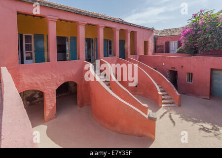 L'escalier en colimaçon, aux commerçants locaux à la maison des esclaves sur l'île de Gorée Banque D'Images