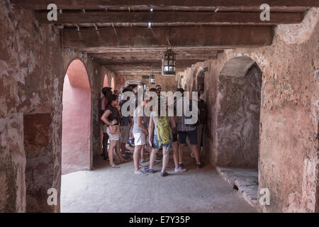 Touists visiter la Maison des Esclaves sont données comptes détaillés de la façon dont les esclaves étaient exportés de l'île de Gorée. Banque D'Images