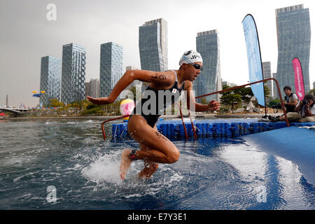 Incheon, Corée du Sud. 26 Sep, 2014. Yuka Sato du Japon fait concurrence au cours de la compétition finale du mixte de triathlon à la 17e Jeux asiatiques à Incheon, Corée du Sud, le 26 septembre 2014.Le Japon a remporté la médaille d'or. © Shen Bohan/Xinhua/Alamy Live News Banque D'Images