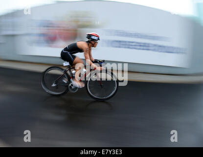 Incheon, Corée du Sud. 26 Sep, 2014. Ueda Ai du Japon fait concurrence au cours de la compétition finale du mixte de triathlon à la 17e Jeux asiatiques à Incheon, Corée du Sud, le 26 septembre 2014.Le Japon a remporté la médaille d'or. © Gong Lei/Xinhua/Alamy Live News Banque D'Images