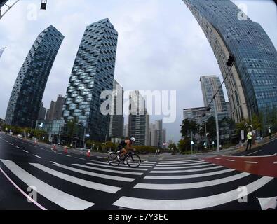 Incheon, Corée du Sud. 26 Sep, 2014. Hododa Yuichi du Japon fait concurrence au cours de la compétition finale du mixte de triathlon à la 17e Jeux asiatiques à Incheon, Corée du Sud, le 26 septembre 2014.Le Japon a remporté la médaille d'or. © Gong Lei/Xinhua/Alamy Live News Banque D'Images