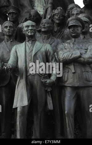 Istanbul. Monument de la République, 1928. Par Pietro Canonica. Fondateurs de la République turque, Kemal Ataturk, Inönü et Fevzi Cakmak. Banque D'Images