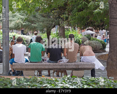 Neet jeunes garçons assis sur un banc dans un parc à Palma de Majorque, Espagne Banque D'Images