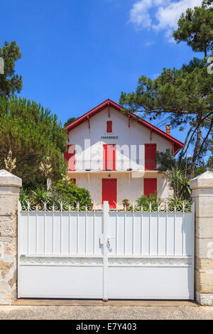 Portes d'entraînement en métal blanc pour French house. Banque D'Images