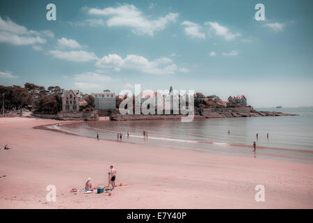 Groupe de la famille sur la plage de Saint Palais sur mer bay traitement instagram. Banque D'Images