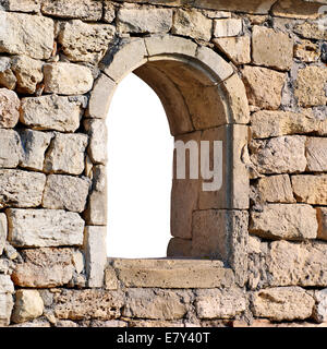 Dans la fenêtre de l'ancien mur de pierre isolé blanc Banque D'Images