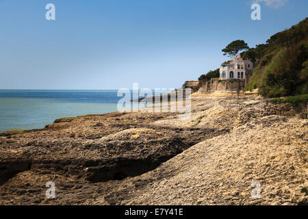 L'imposition unique maison surplombe la mer et les roches calcaires de la Charente Maritime France. Banque D'Images