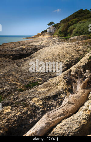 L'imposition unique maison surplombe la mer et les roches calcaires de la Charente Maritime France. Banque D'Images