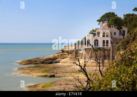 L'imposition unique maison surplombe la mer et les roches calcaires de la Charente Maritime France. Banque D'Images