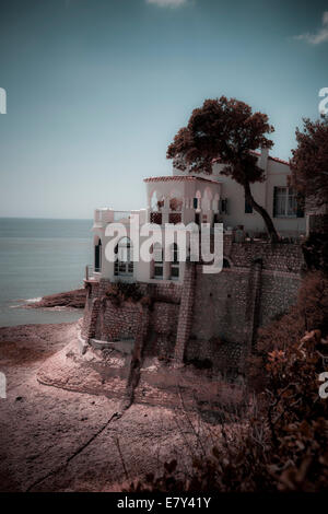 L'imposition unique maison surplombe la mer et les roches calcaires de la Charente Maritime France traitement instagram. Banque D'Images