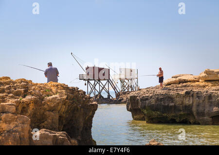 La pêche au large de pêcheur deux rochers avec des huttes de pêcheurs sur pilotis avec des filets de carrelets, sur la côte de Charente Maritime France. Banque D'Images