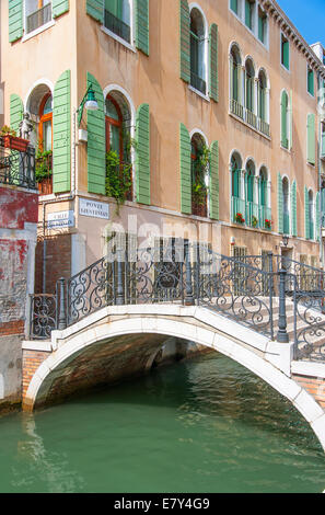 Petit pont en pierre sur l'un des nombreux canal qui composent l'île de Venise en Italie Banque D'Images