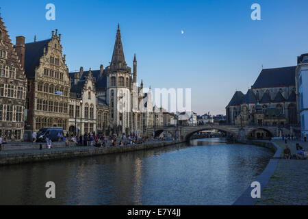 Soirée sur les rives de Graslei, la section médiévale de Gand en Belgique Banque D'Images